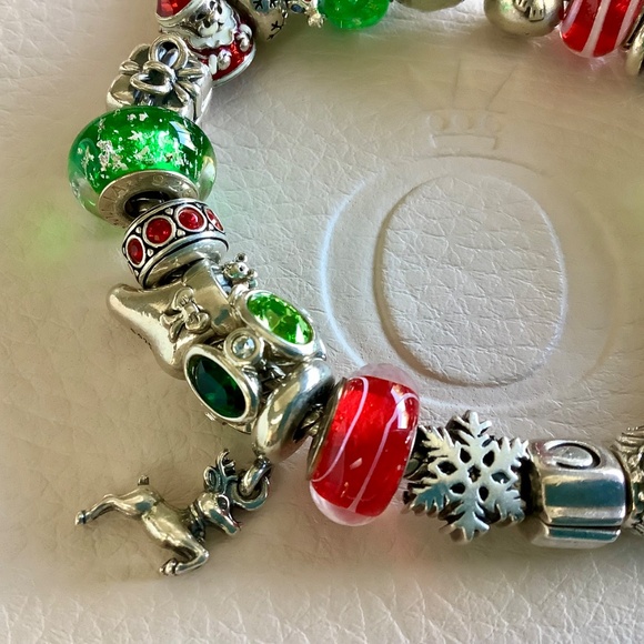 Pandora bracelet with Christmas/ Winter holiday charms - Picture 3 of 7